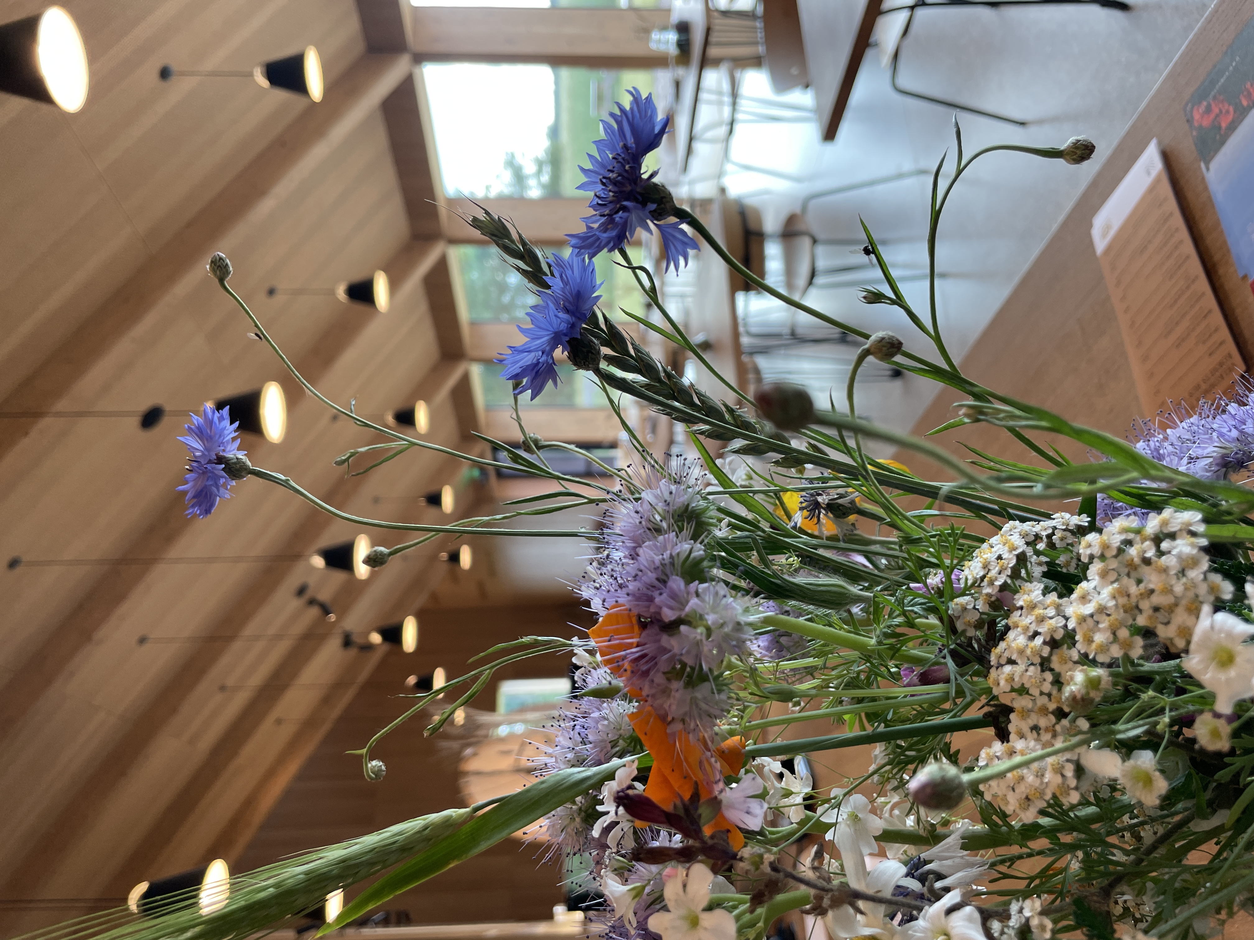 Blomsterbuket i restaurant